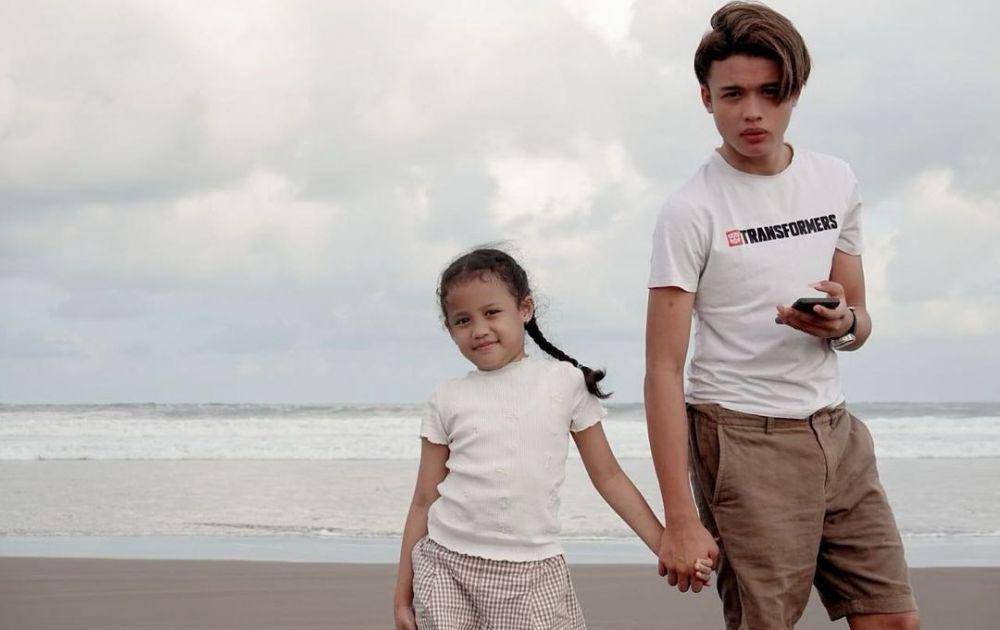 potret keluarga Charly di pantai (instagram.com/regina_irawan03)