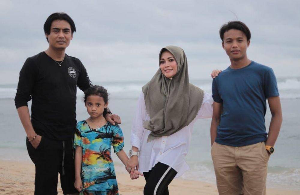 potret keluarga Charly di pantai (instagram.com/regina_irawan03)