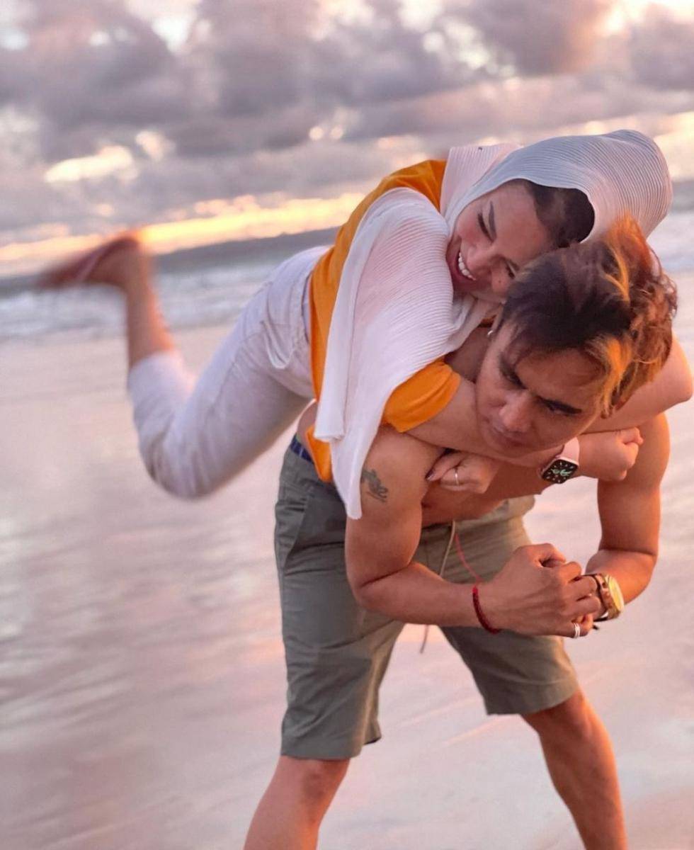 potret keluarga Charly di pantai (instagram.com/regina_irawan03)
