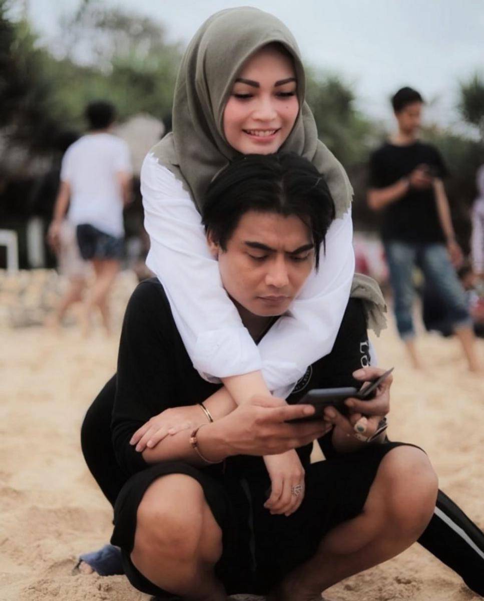 potret keluarga Charly di pantai (instagram.com/regina_irawan03)