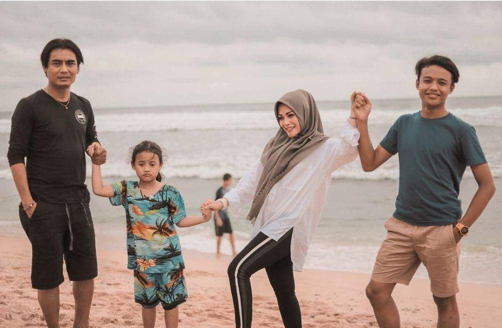 potret keluarga Charly di pantai (instagram.com/regina_irawan03)