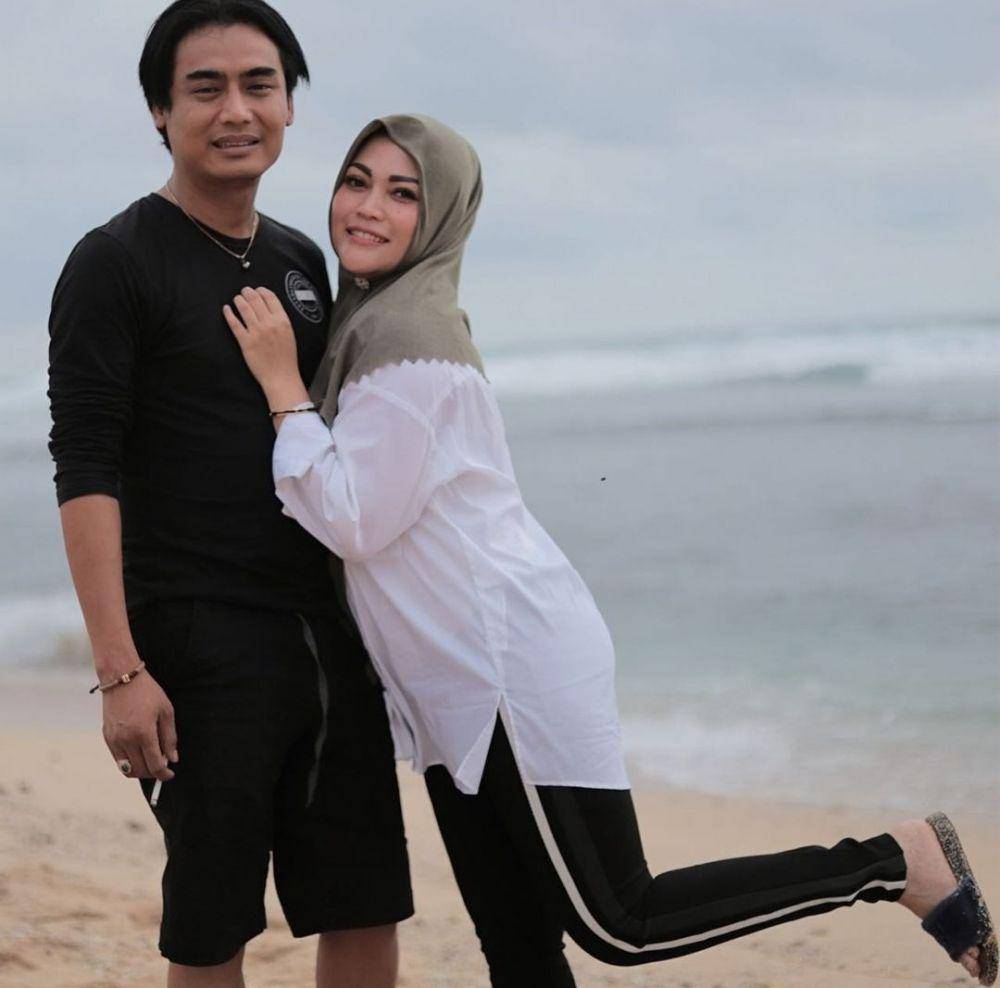 potret keluarga Charly di pantai (instagram.com/regina_irawan03)
