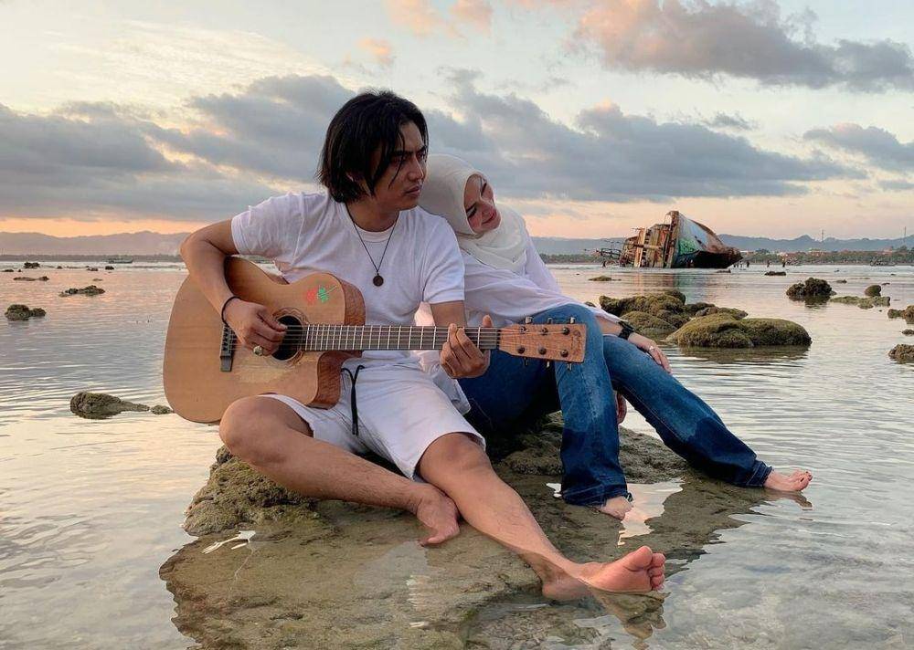 potret keluarga Charly di pantai (instagram.com/regina_irawan03)