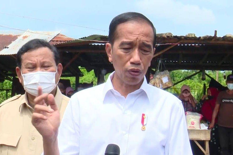 Presiden Jokowi salurkan BLT minyak goreng di Pasar Bangkal, Sumenep, Rabu (20/4/2022). (youtube.com/ Sekretariat Presiden)