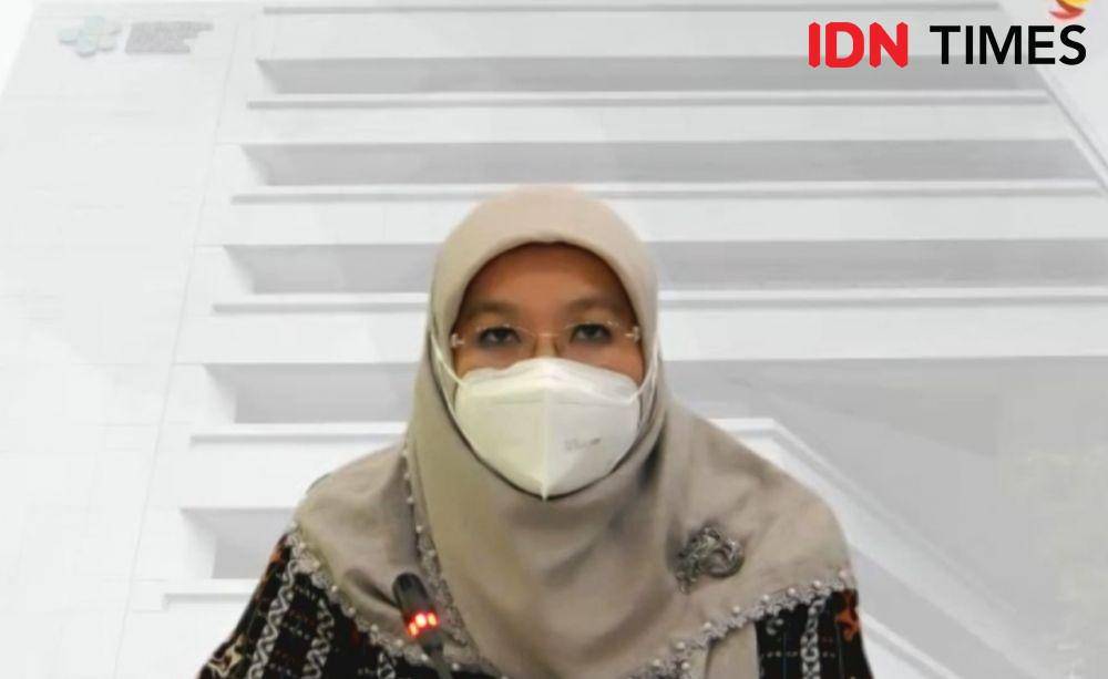 Jubir Vaksinasi COVID-19 Kemenkes, Siti Nadia Tarmizi saat memberikan keterangan mengenai perkembangan COVID-19 di Indonesia pada Rabu (20/4/2022). (IDN Times/Besse Fadhilah)