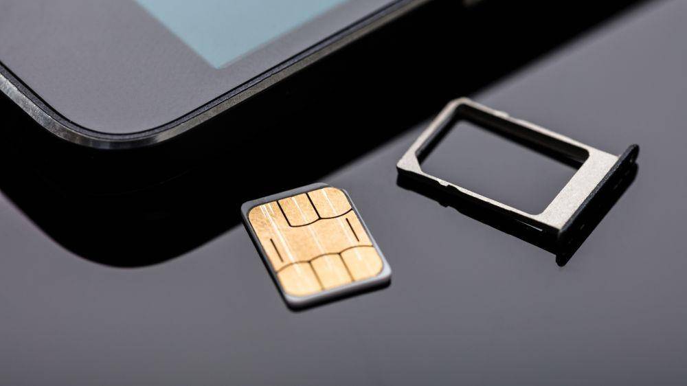 ilustrasi kartu SIM yang dikeluarkan dari HP (techradar.com)