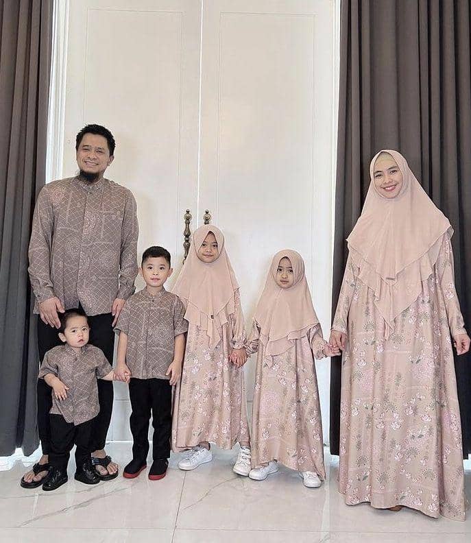 seragam keluarga artis (Instagram.com/okiesetianadewi)