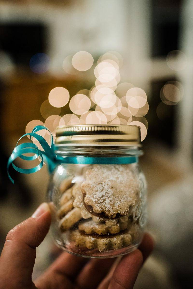 ilustrasi diy toples lebaran (unsplash.com/@thurstontl)