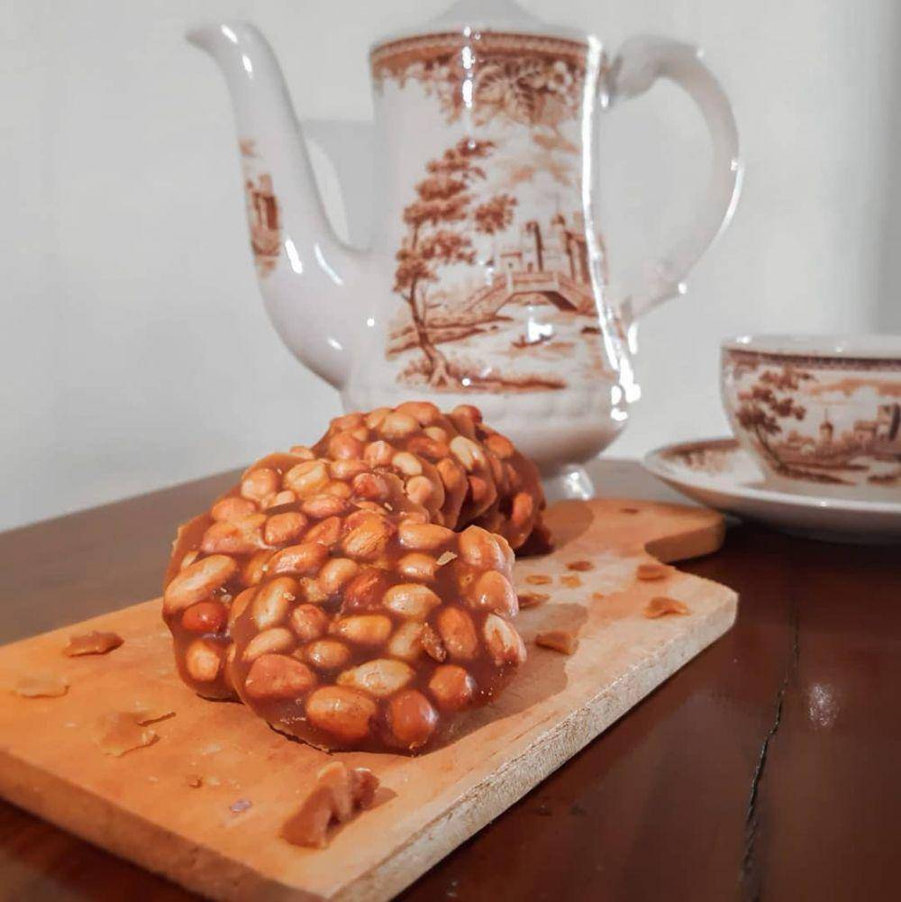 Ampyang kacang tanah (instagram.com/ampyang.id)