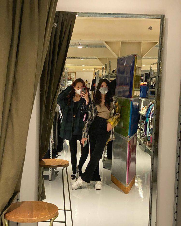 OOTD hangout Beby Tsabina (instagram.com/bebytsabina)