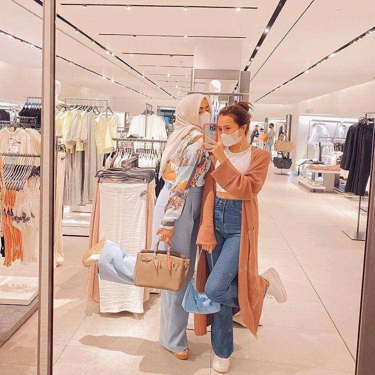 OOTD hangout Beby Tsabina (instagram.com/bebytsabina)