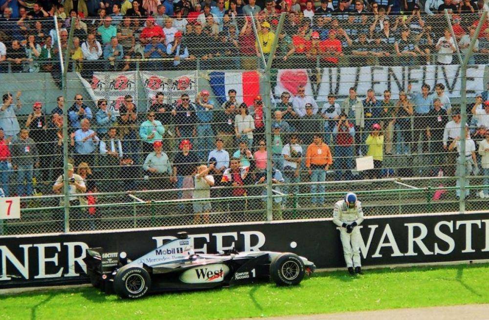 Mika Hakkinen menabrak dinding pada GP San Marino 1999. (motorsportguides.com)