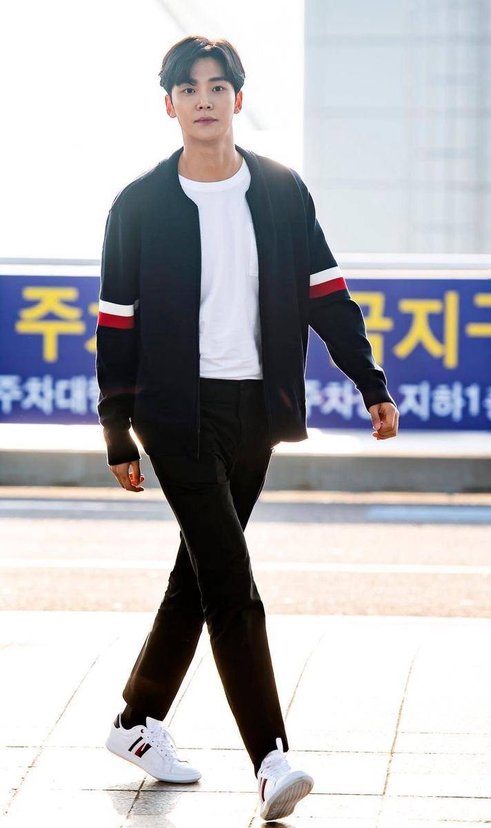 outer ala Rowoon SF9 (twitter.com/TheDailyNoona)
