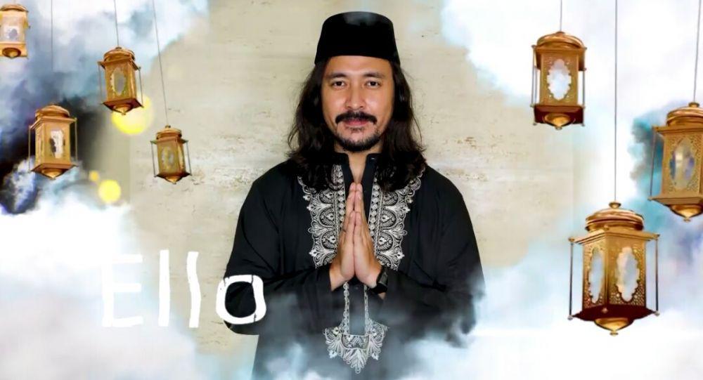 9 Potret Gagah Ello Kenakan Baju Koko dan Peci