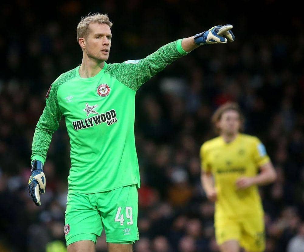 potret Jonas Lössl saat membela Brentford di Liga Inggris (instagram.com/loessl)