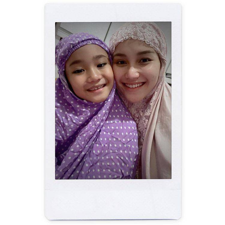 potret Ayu Ting Ting dan Bilqis saat tarawih (instagram.com/ayutingting92)