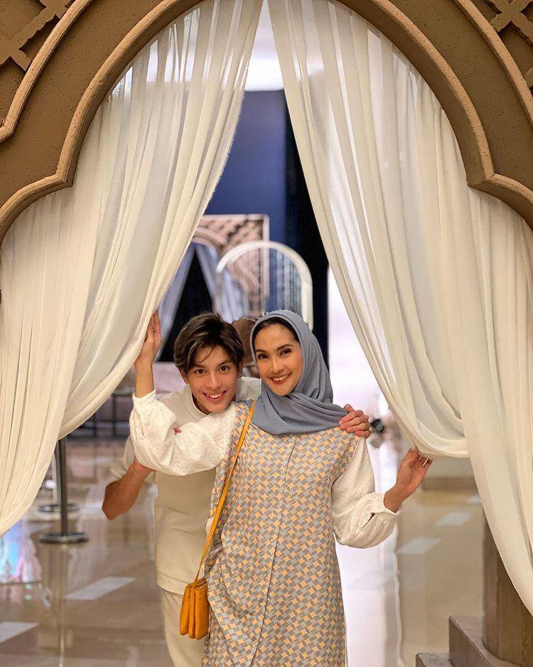 potret Maudy Koesnaedi tampil berhijab (instagram.com/maudykoesnaedi)