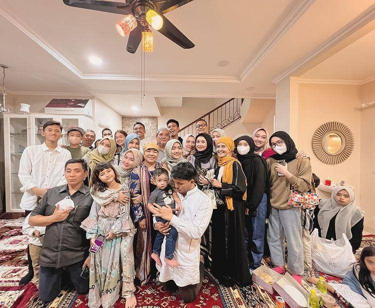 potret Fuji tampil berhijab di syukuran rumah Gala (instagram.com/marissyaichareal)