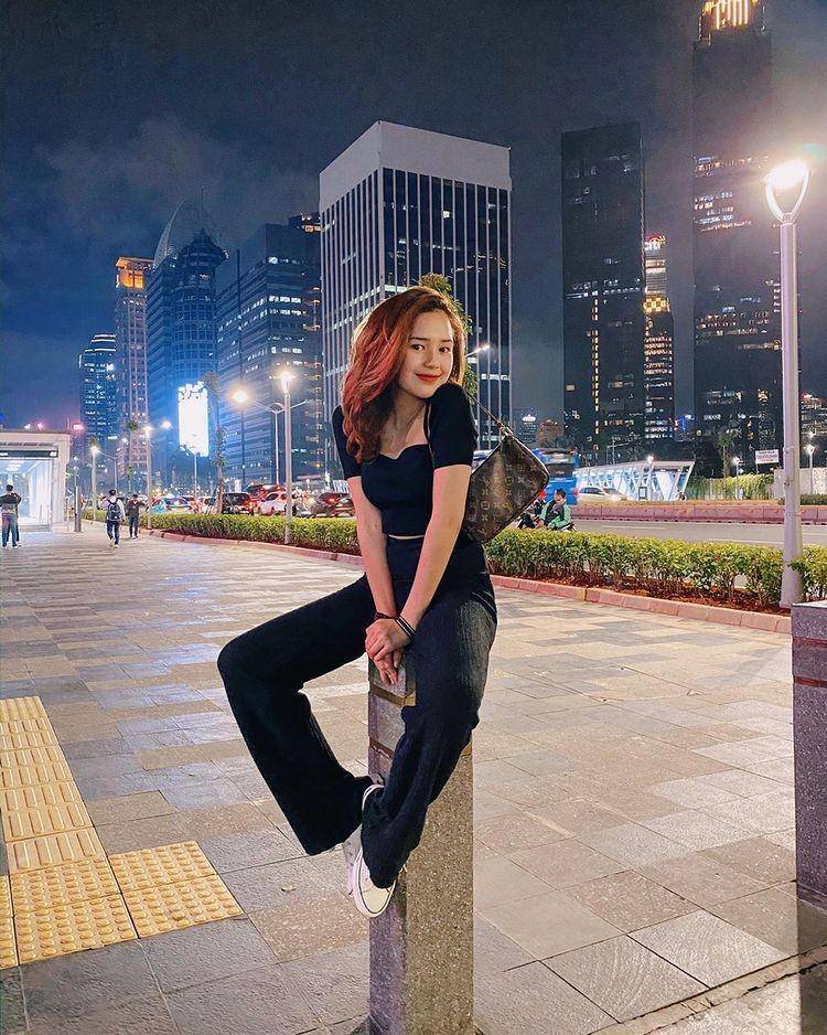 OOTD hangout Beby Tsabina (instagram.com/bebytsabina)