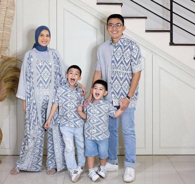 seragam keluarga artis (Instagram.com/tyaariestya)