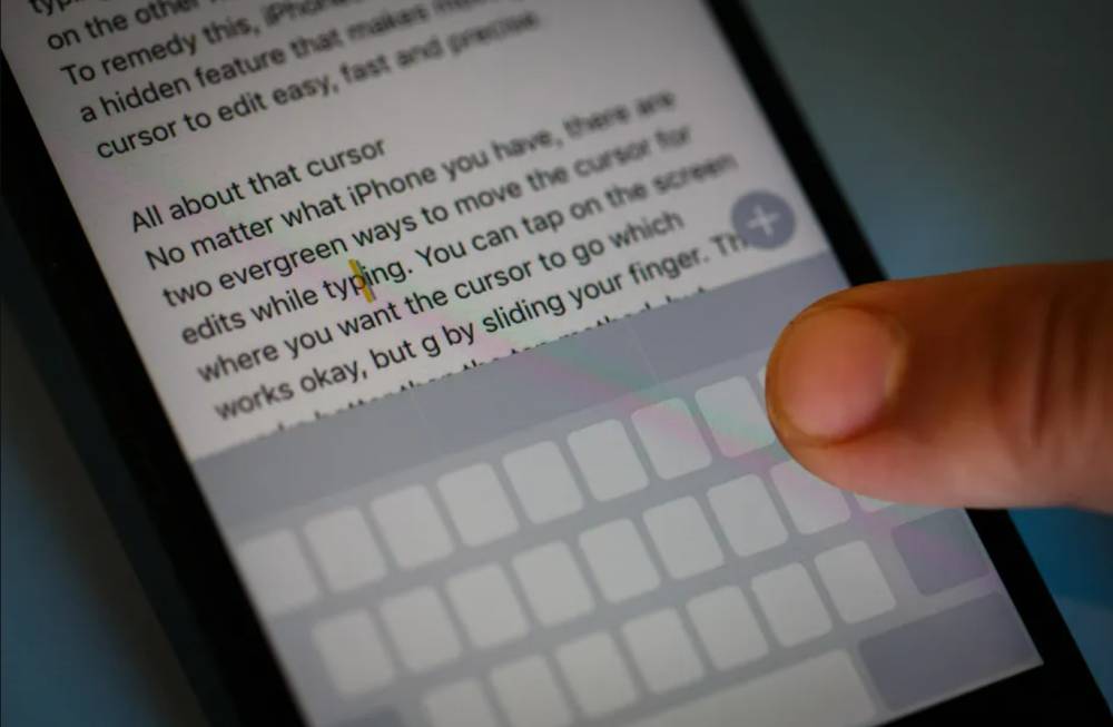 ilustrasi fitur keyboard sebagai trackpad (cnet.com)