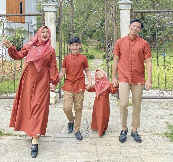 10 Potret Kompak Keluarga Artis Pakai Baju Seragam, Cocok Buat Lebaran