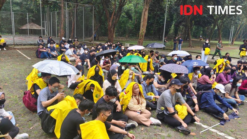 Serba Serbi Demo 21 April, Salat Berjamaah hingga Demonstran Tumbang