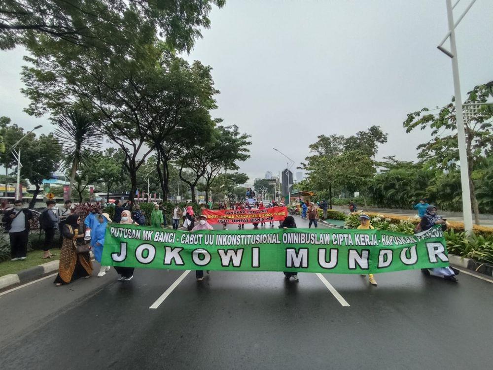 Potret Emak-Emak Demo 21 April, Bentangkan Spanduk Besar di Jalan