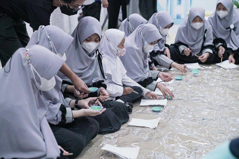 Para anak asuh melukis bersama di “Cetaphil Tanam Kebaikan Penuh Makna”(Dok. Cetaphil Indonesia)