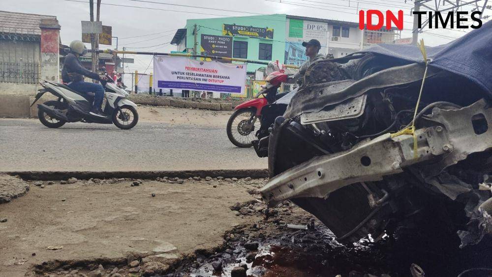 Perlintasan pintu kereta manual Rawa Geni, Kecamatan Cipayung, Kota Depok, telah dilakukan penutupan permanen. (IDNTimes/Dicky)