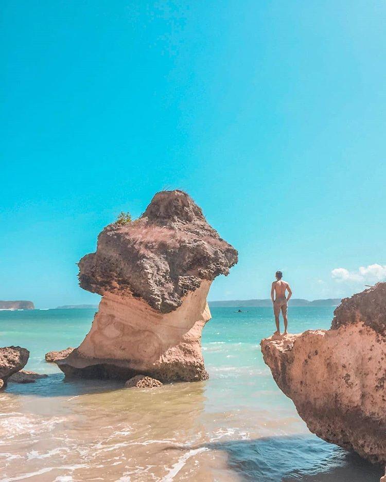 Salah satu spot foto di Pantai Ekas (sumber ig @indozonetravel)