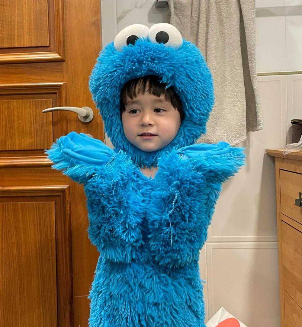 Bentley memakai kostum (Instagram.com/bentleyhammington)