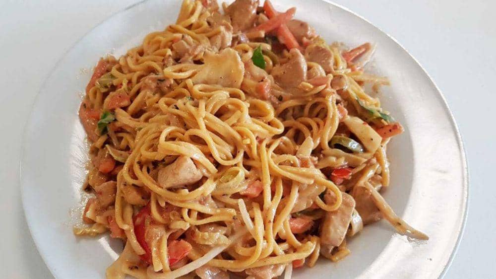 ilustrasi black pepper noodle (yeungschinesefoods.co.uk)