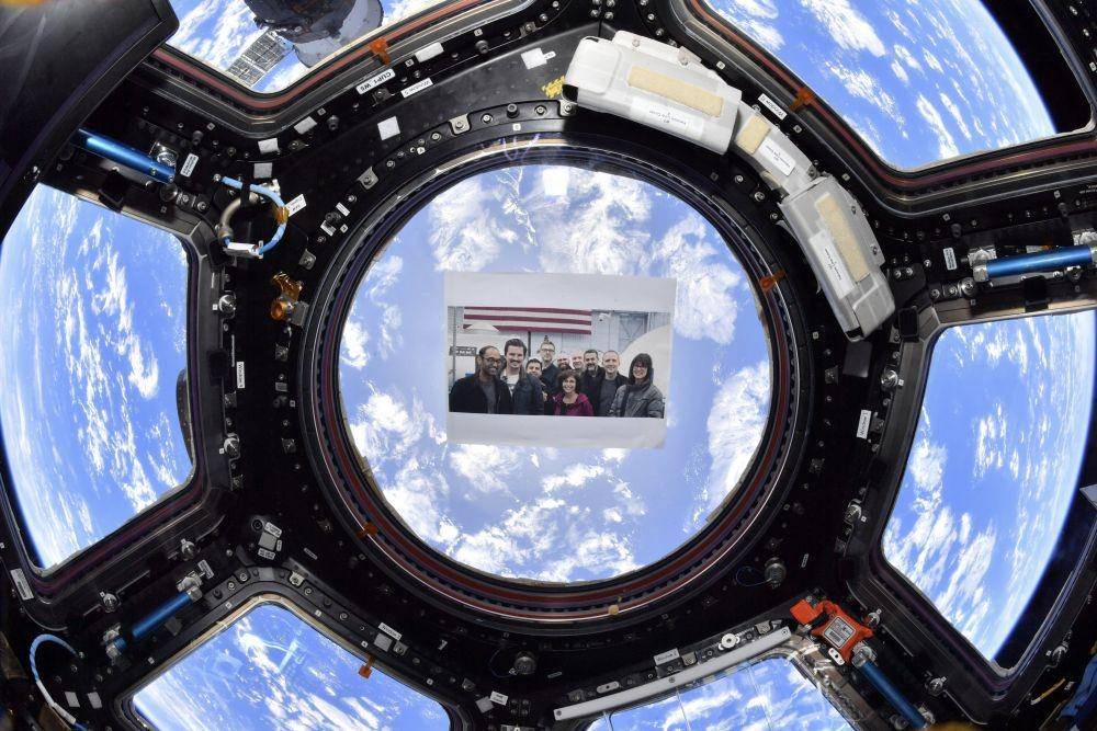 foto tim produksi yang dibawa di cupola NASA (Dok. Walt Disney Studios)