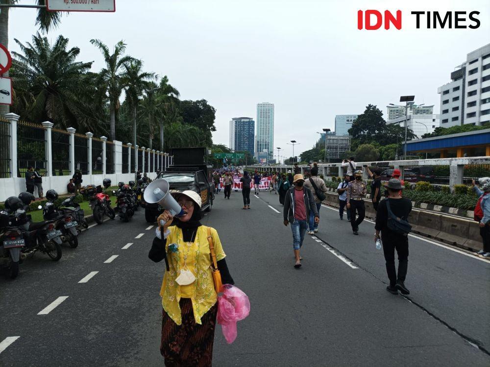 [FOTO] Nama Luhut, Erick, Mendag Terpampang di Spanduk Demo 21 April