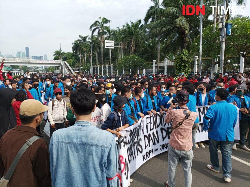 [BREAKING] Massa Demo Terus Bertambah, Ribuan Orang Padati Jalan Gatot Subroto