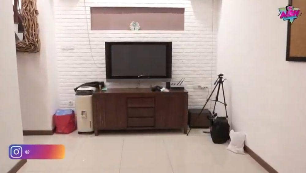 Potret rumah baru Aditya Zoni dan Yasmin (Youtube.com/Aish TV)