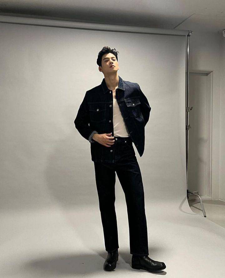 Referensi mix and match outerwear ala Cha Eun Woo Astro (instagram.com/eunwo.o_c)