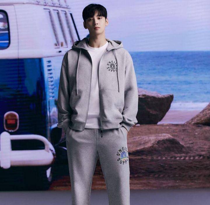 Referensi mix and match outerwear ala Cha Eun Woo Astro (instagram.com/oneillkorea)