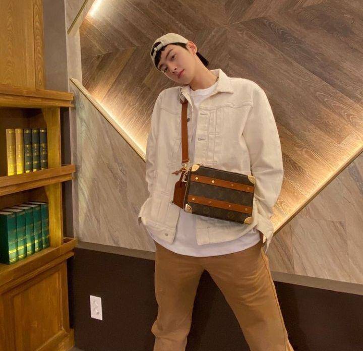 Referensi mix and match outerwear ala Cha Eun Woo Astro (instagram.com/eunwo.o_c)