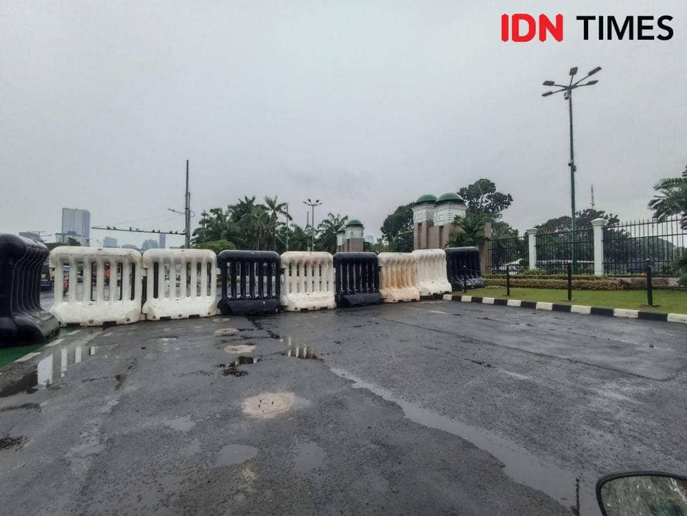 Arus lalin di Jalan Gatsu depan DPR terpantau lancar jelang aksi buruh dan mahasiswa pada Kamis (21/4/2022). (IDN Times/Melani Putri)