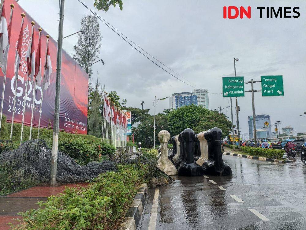 Arus lalin di Jalan Gatsu depan DPR terpantau lancar jelang aksi buruh dan mahasiswa pada Kamis (21/4/2022). (IDN Times/Melani Putri)