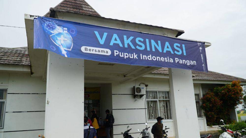 PT Pupuk Indonesia (Persero) melalui anak perusahaannya, yaitu Pupuk Indonesia Pangan (PIP), menggelar pelaksanaan vaksinasi dosis lanjutan alias booster gratis untuk masyarakat Kecamatan Rawamerta, Karawang, Jawa Barat. (Dok. Pupuk Indonesia)