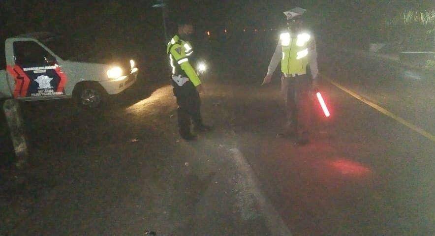 Kecelakaan lalu lintas ini terjadi di Jalan Lintas Timur (Jalintim) Km 140, Kampung Banjar Dewa, Kecamatan Banjar Agung, Kamis (21/4/2022) pukul 01.00 WIB. (Dok. Polres Tukang Bawang).