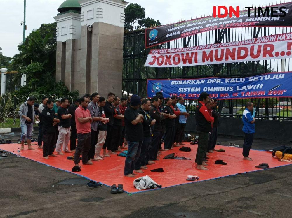 [BREAKING] Adem, Massa Demo 21 April Salat Jamaah di Depan Gerbang DPR