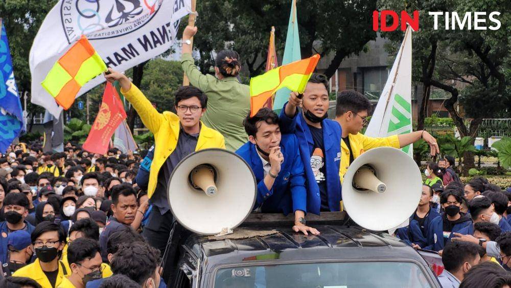Massa Aliansi Mahasiswa Indonesia (AMI) berunjuk rasa menyampaikan tuntutannya terhadap Presiden Jokowi di depan kawasan IRTI (IDN Times/Justin Amudra P.)