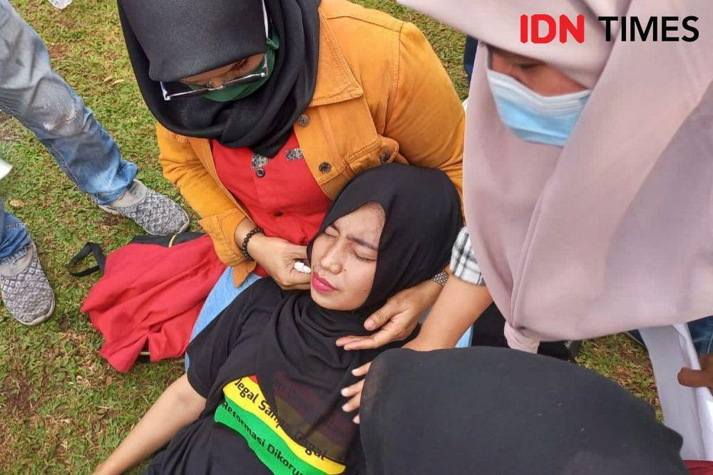 [BREAKING] Massa Aksi Padati DPR, Seorang Demonstran Tumbang Sesak Napas