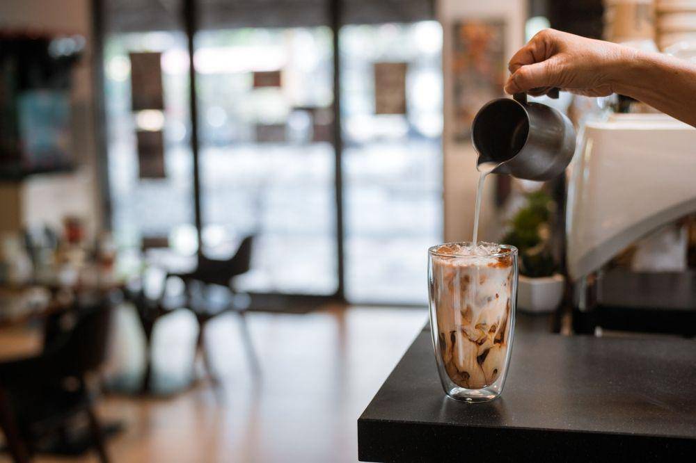 ilustrasi mencampur minuman (unsplash,com/pariwat pannium)