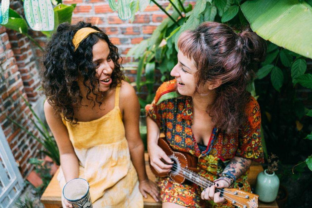 Ilustrasi dua orang sahabat (Pexels/Anna Tarazevich)