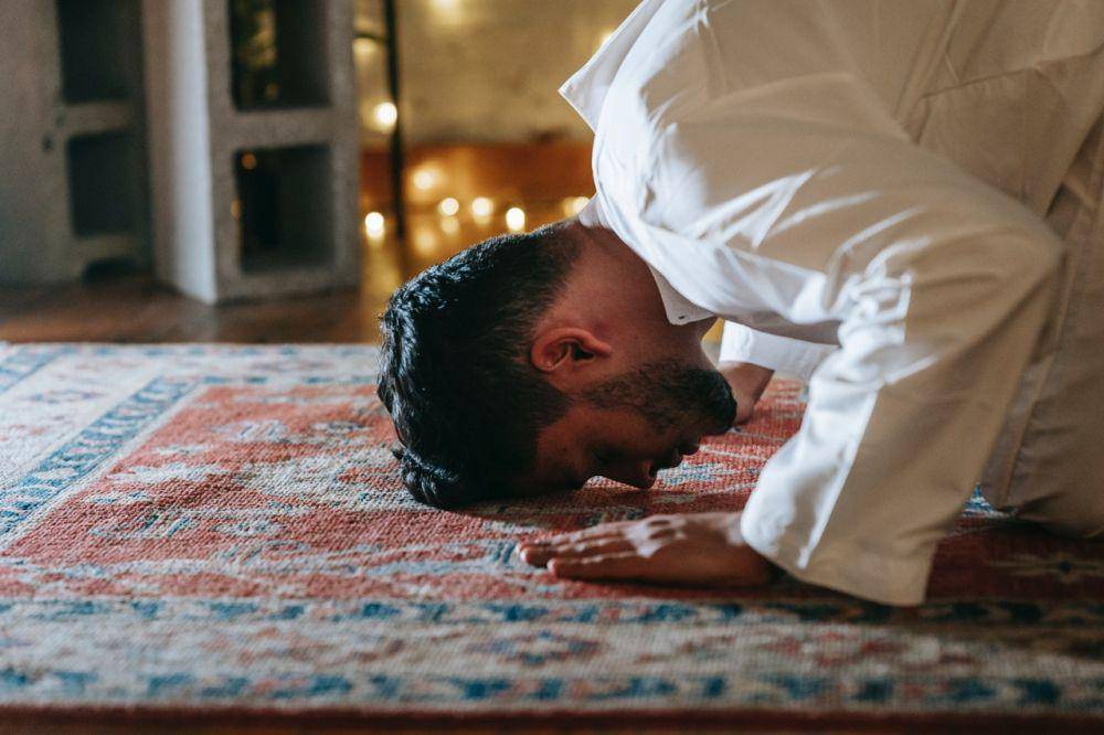 ilustrasi pria sedang melaksanakan salat (pexels.com/Michael Burrows)